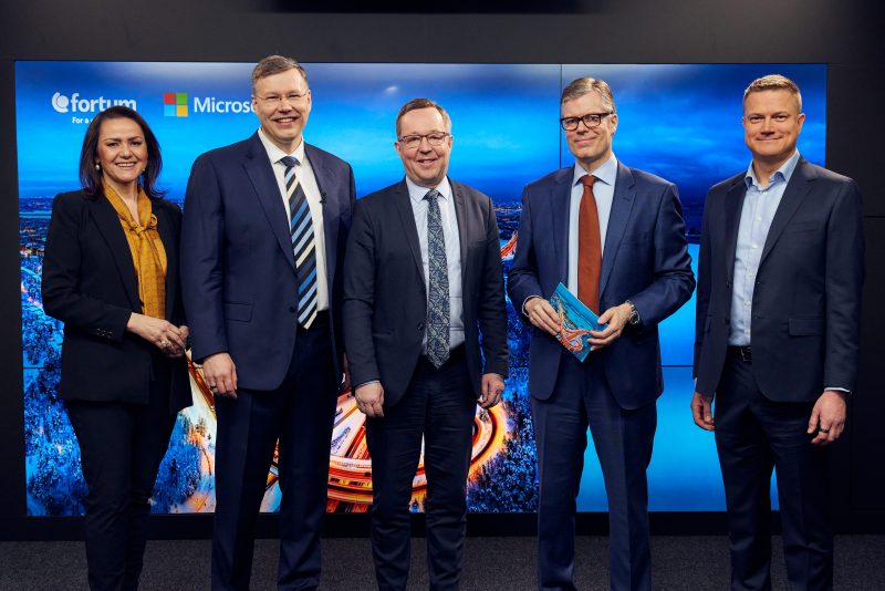 Vasemmalta oikealle Fortumin Nebahat Albayrak, Microsoftin Pekka Horo, elinkeinoministeri Mika Lintilä, Fortumin Markus Rauramo, Fortumin Timo Piispa. Kuva: Fortum.