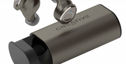 Creative Outlier Pro -kuulokkeet ja latauskotelo.