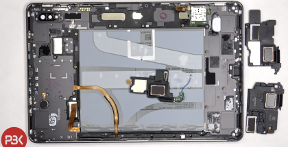 Galaxy Tab S8 osin purettuna. Näyttökuva PBKreviews-videolta.