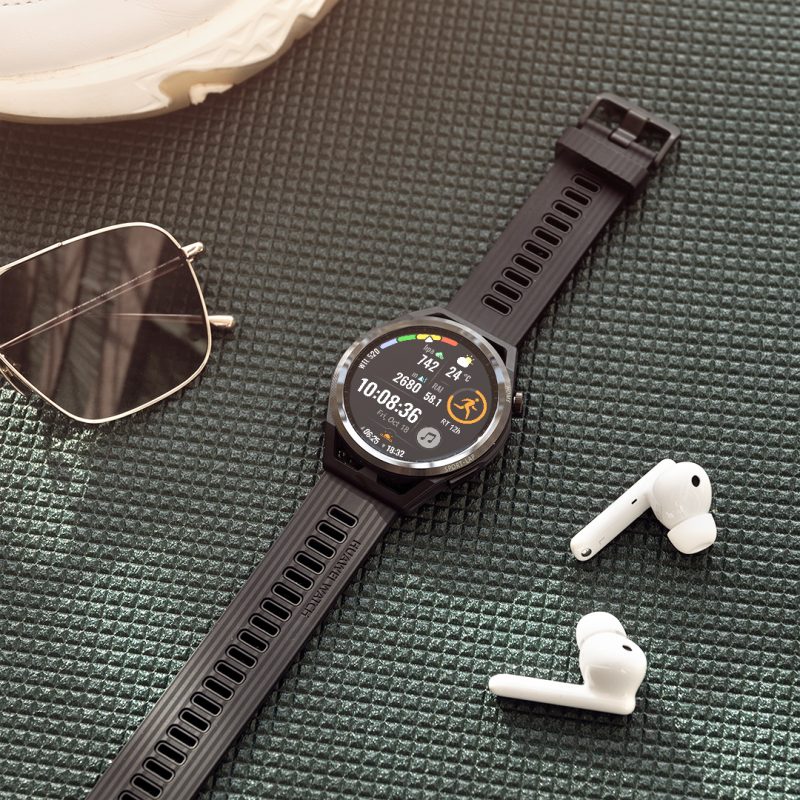 Huawei Watch GT Runner tarjoaa haluttaessa paljon tietoja kellotaulussaan.