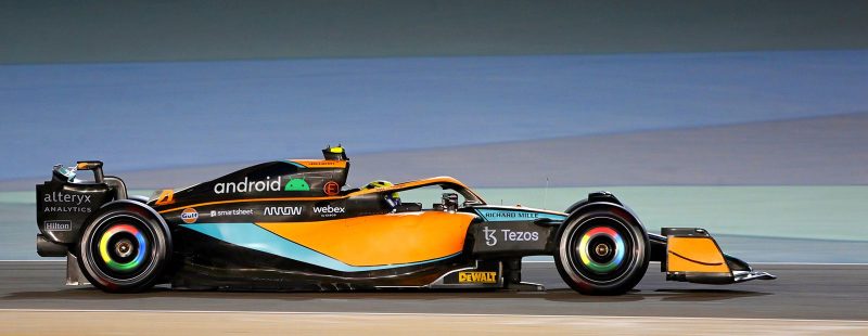 Google-kumppanuuden myötä Android-logo näkyy McLarenin moottorikatteessa ja pyörissä nähdään Google Chromen värit. Kuva: McLaren.
