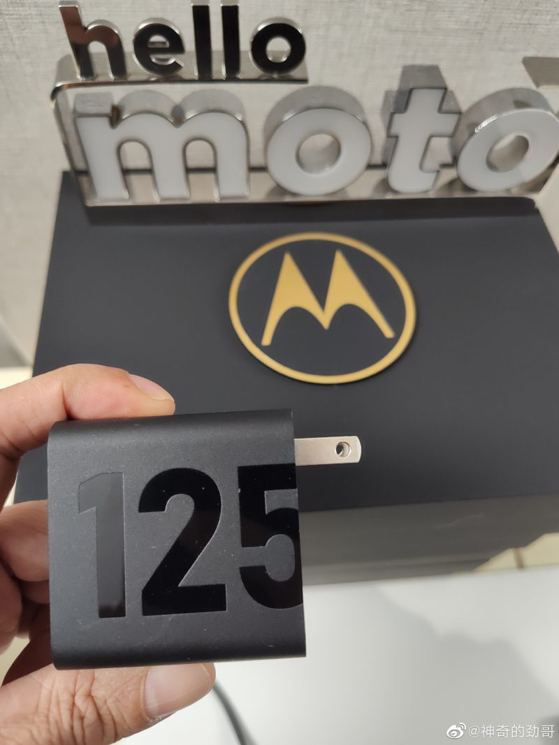 Motorola-pomon jakama kuva 125 watin laturista.