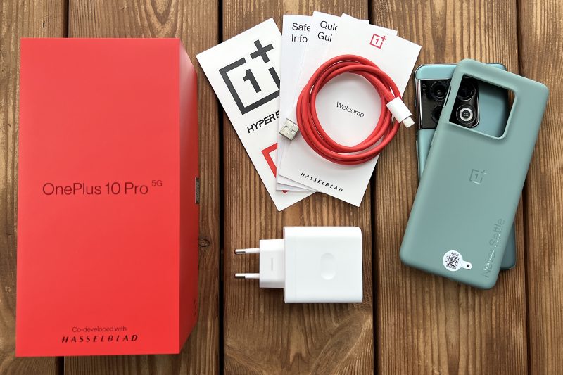 OnePlus 10 Pron myyntipakkaus sisältää laturin, kaapelin ja suojakuoren.