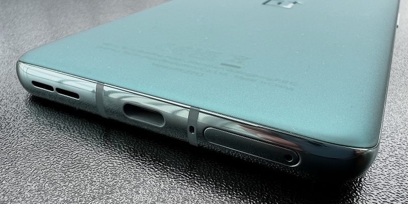 OnePlus 10 Pron pohjassa on kaiutin- ja mikrofoniaukot, USB-C-liitäntä ja SIM-korttikelkan luukku.