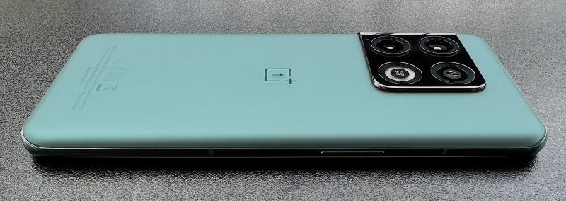 OnePlus 10 Pron mattaviimeistelty takapinta on tyylikäs.