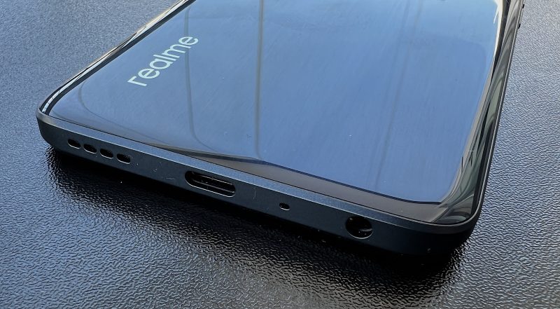 Realme 9 Prossa on USB-C-liitännän ohella myös 3,5 millimetrin kuulokeliitäntä.