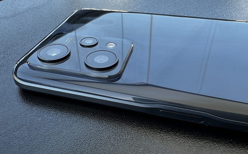 Sormenjälkilukija Realme 9 Prossa löytyy virtapainikkeesta puhelimen oikealta sivulta.