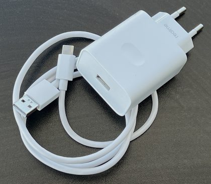 Realme 9 Pron mukana tulee 33 watin pikalaturi ja USB-A-USB-C-kaapeli.