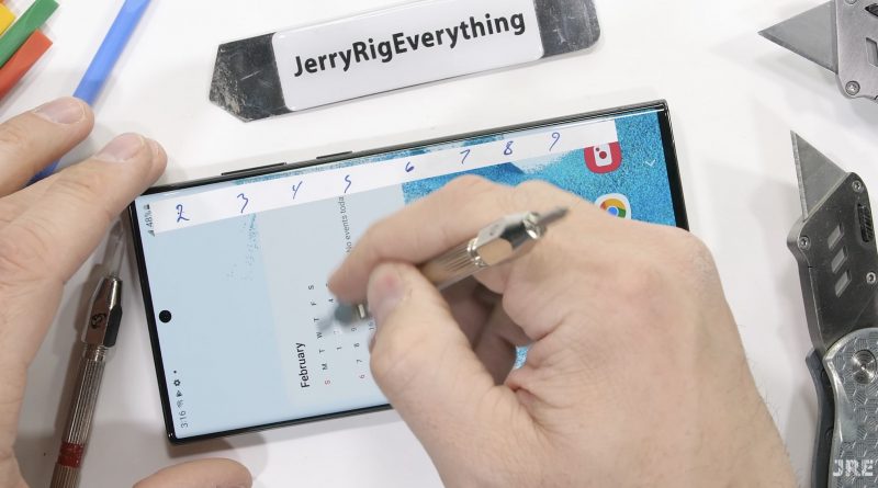 Samsung Galaxy S22 Ultra naarmutettavana JerryRigEverything-kanavan videolla.