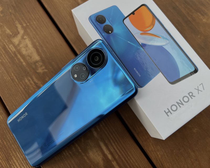 Honor X7:ssä on ovaalin muotoinen kamerakohouma kahdella ympyrällä ja yhteensä neljällä takakameralla.