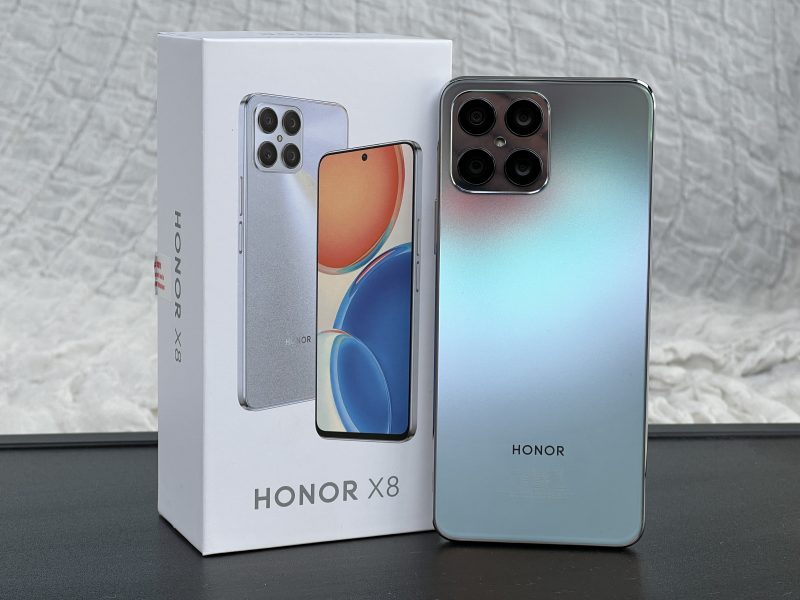 Honor X8:ssa on neljä takakameraa. Takapinnan väri vaihtelee tyylikkäästi valon heijastumisen mukaan.