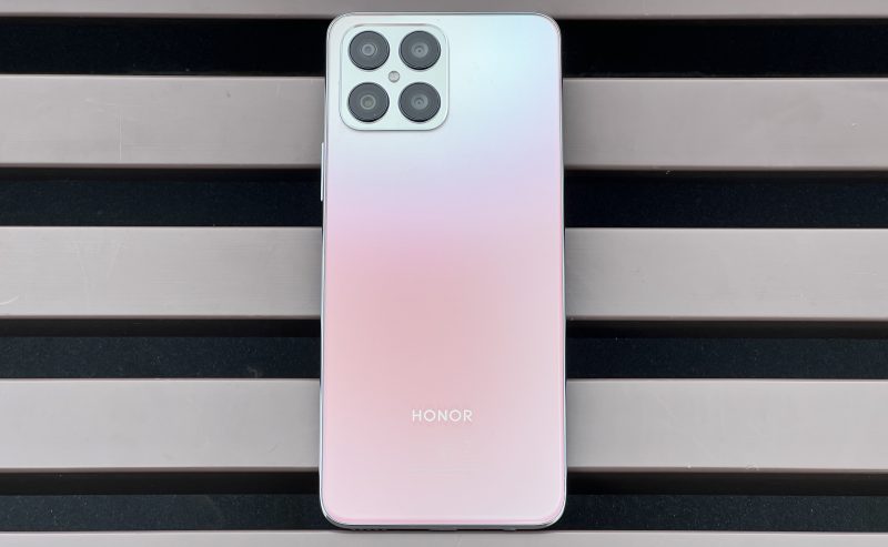 Honor X8:n hopea värivaihtoehto heijastelee eri väreissä riippuen siitä, miten valo osuu pintaan.