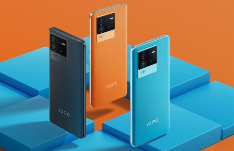 iQOO Neo6:n värivaihtoehdoista musta on lasipintainen, oranssi ja sininen puolestaan tekonahkapintaisia.