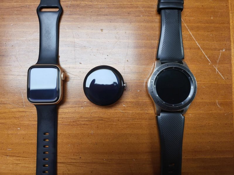 Keskellä Googlen Pixel Watch, vasemmalla 40 mm -koon Apple Watch ja oikealla 46 mm -koon Samsung Galaxy Watch. Kuva: tagtech414 / Reddit.