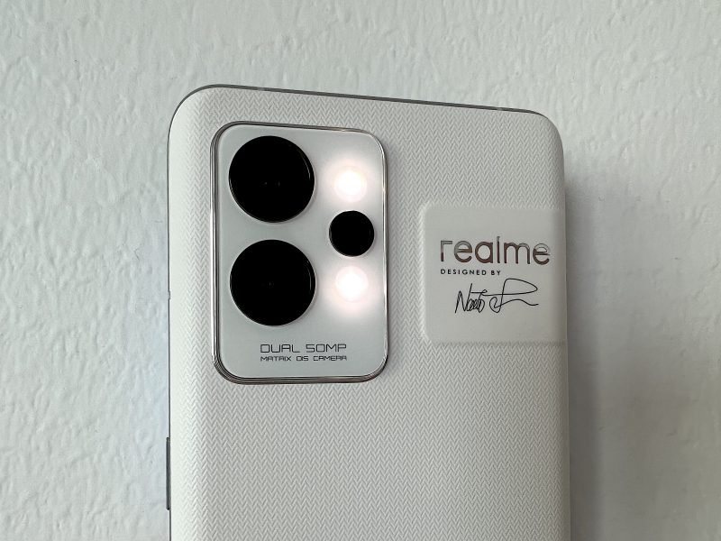 Realme GT 2 Prossa on kolme takakameraa. Mikroskooppikameran ylä- ja alapuolelta löytyy kaksi LED-kuvausvaloa.