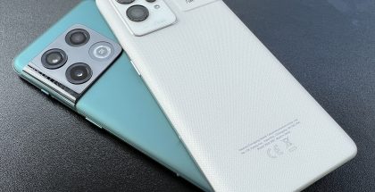 Kuvassa muutaman vuoden takaiset huippupuhelimet OnePlus 10 Pro sekä Realme GT 2 Pro.