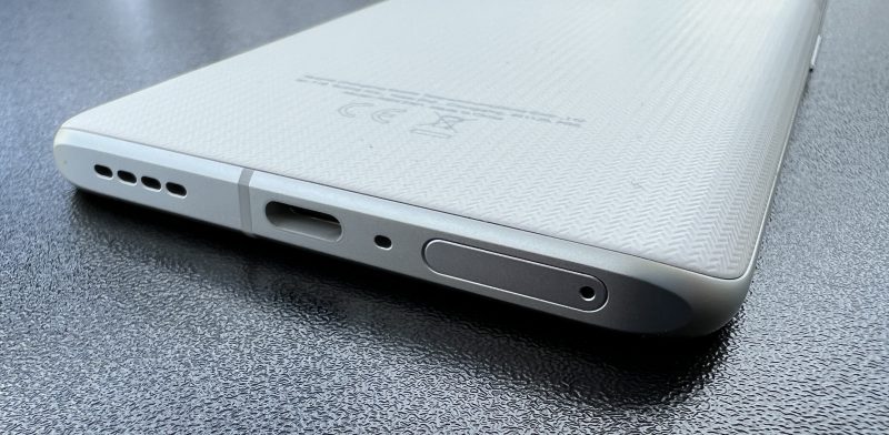 Realme GT 2 Pron pohjassa on USB-C-liitäntä, SIM-korttikelkka sekä kaiutin- ja mikrofoniaukot.