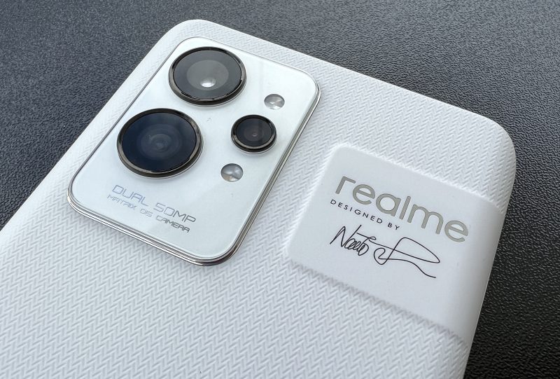Realme-logo ja Naoto Fukasawan nimikirjoitus ovat näkyvästi läsnä Realme GT 2 Prossa.