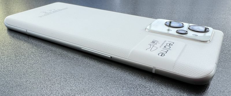 Kylkiä Realme GT 2 Prossa kiertää alumiinirunko.