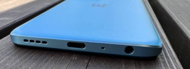 Nord CE 2 Lite 5G on varustettu USB-C:n ohella 3,5 millimetrin kuulokeliitännällä.