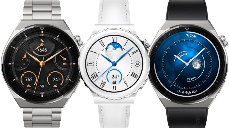 Keskellä pienempi keraamirunkoinen Huawei Watch GT 3 Pro valkoisella nahkarannekkeella sivuillaan suuremmat titaanirunkoiset Huawei Watch GT 3 Prot titaani- ja Viton-rannekkeilla. Kuva: WinFuture.de.