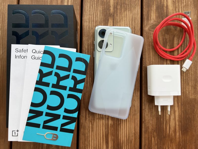OnePlus Nord 2T 5G:n myyntipakkauksen sisältö.