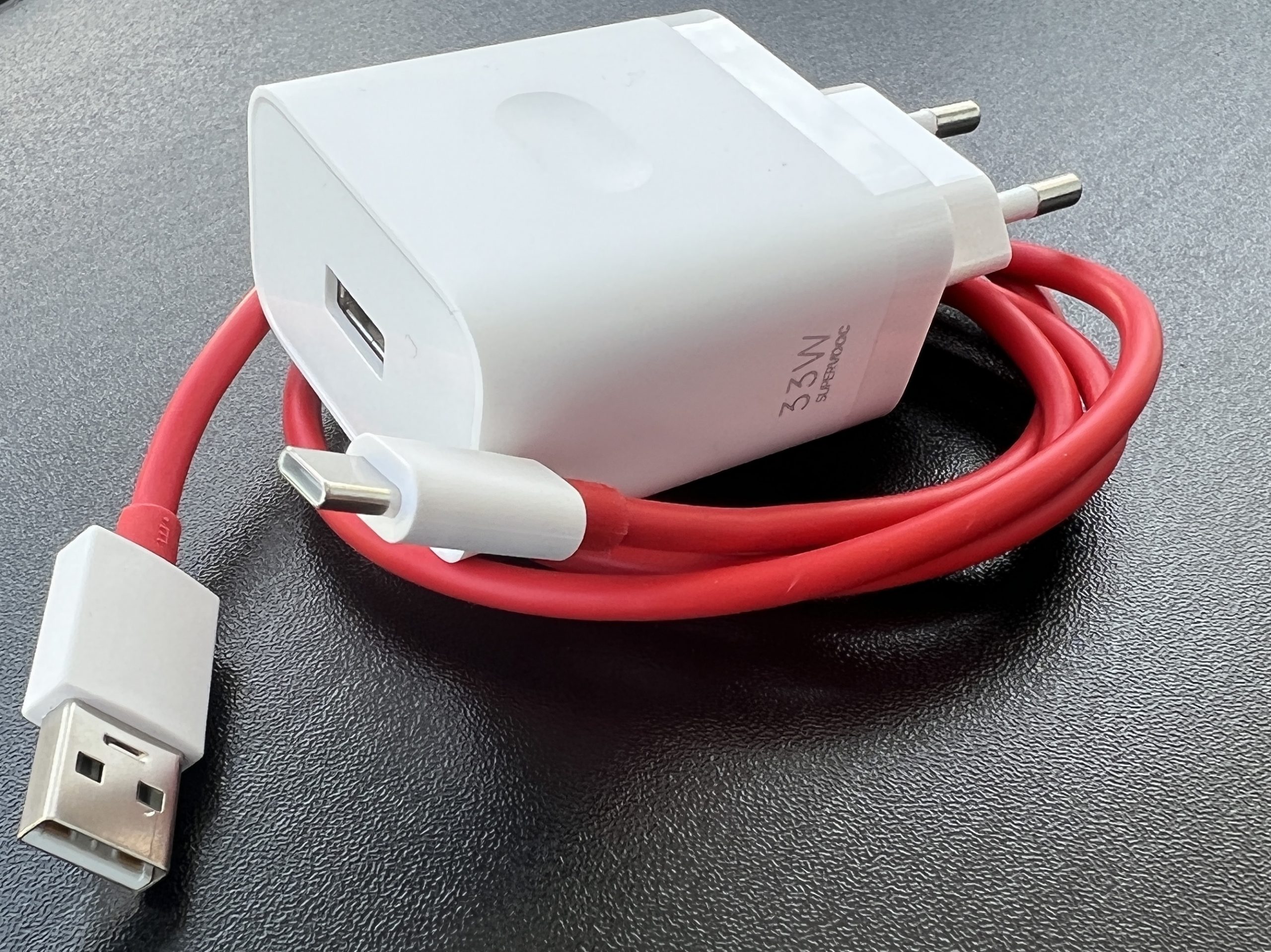 Nord CE 2 Lite 5G:n mukana toimitettava 33 watin pikalaturi on varustettu USB-A-liitännällä.