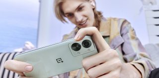 OnePlus julkisti Nord 2T 5G -älypuhelimen: hinta alkaen 399 euroa – uusi järjestelmäpiiri ja 80 watin pikalataus uudistuksia edeltäjästä