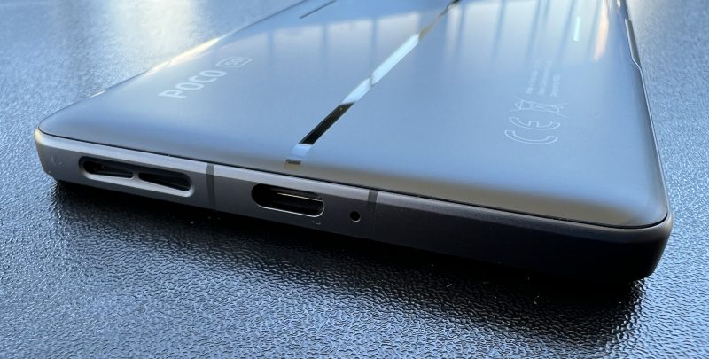 Poco F4 GT:n pohjassa on kaiutin- ja mikrofoniaukkojen ohella USB-C-liitäntä.