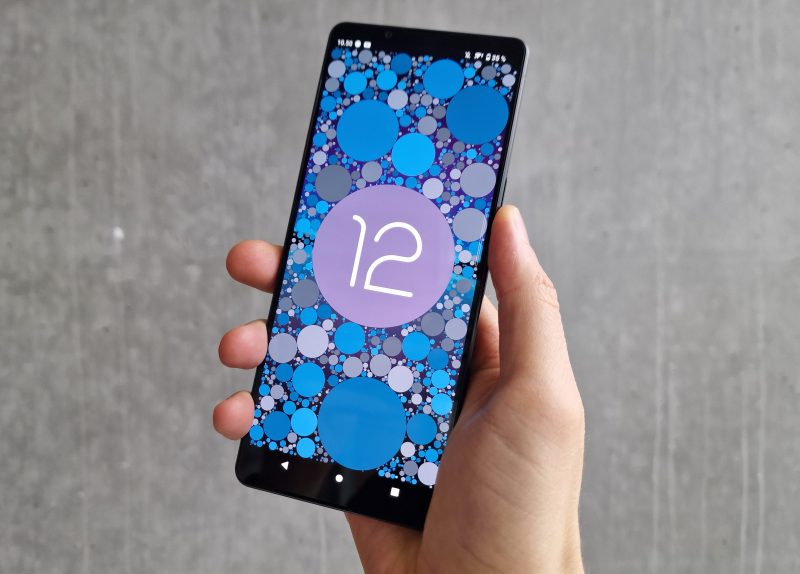 Kevyt käyttöliittymä perustuu Android 12 -käyttöjärjestelmäversioon.