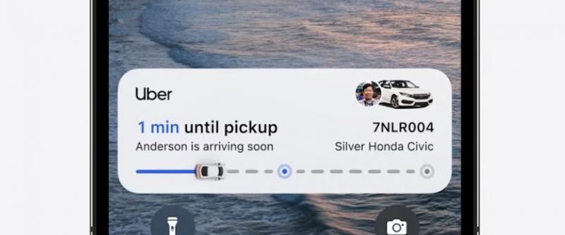 Applen kesäkuussa antama esimerkki Liveseuranta-ilmoituksesta oli päivittyvä tieto Uber-kyydin saapumisesta.