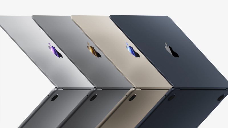 Neljä M2:lla varustetun MacBook Airin värivaihtoehtoa.