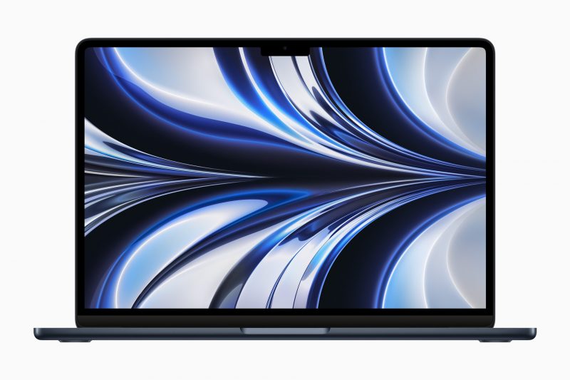 Kuvassa kesäkuussa 2022 julkistettu MacBook Air M2:lla. Näyttöpaneelina edelleen tavanomainen LCD.