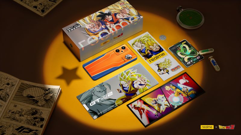 Realme GT Neo 3T Dragon Ball Z Edition -puhelin ja myyntipakkauksen erikoissisältö.