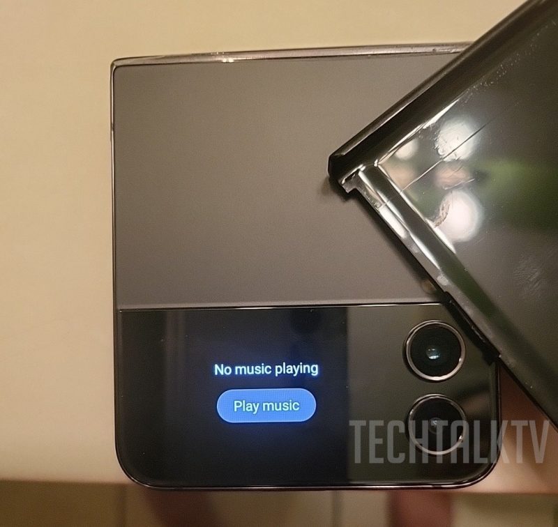 Samsung Galaxy Z Flip4:n kansinäyttö ja kamerat. Kuva: TechTalkTV.