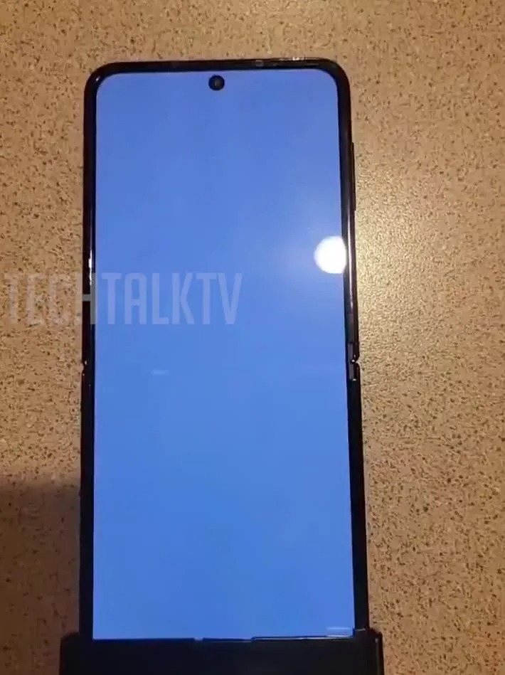 Samsung Galaxy Z Flip4 avattuna. Kuva: TechTalkTV.