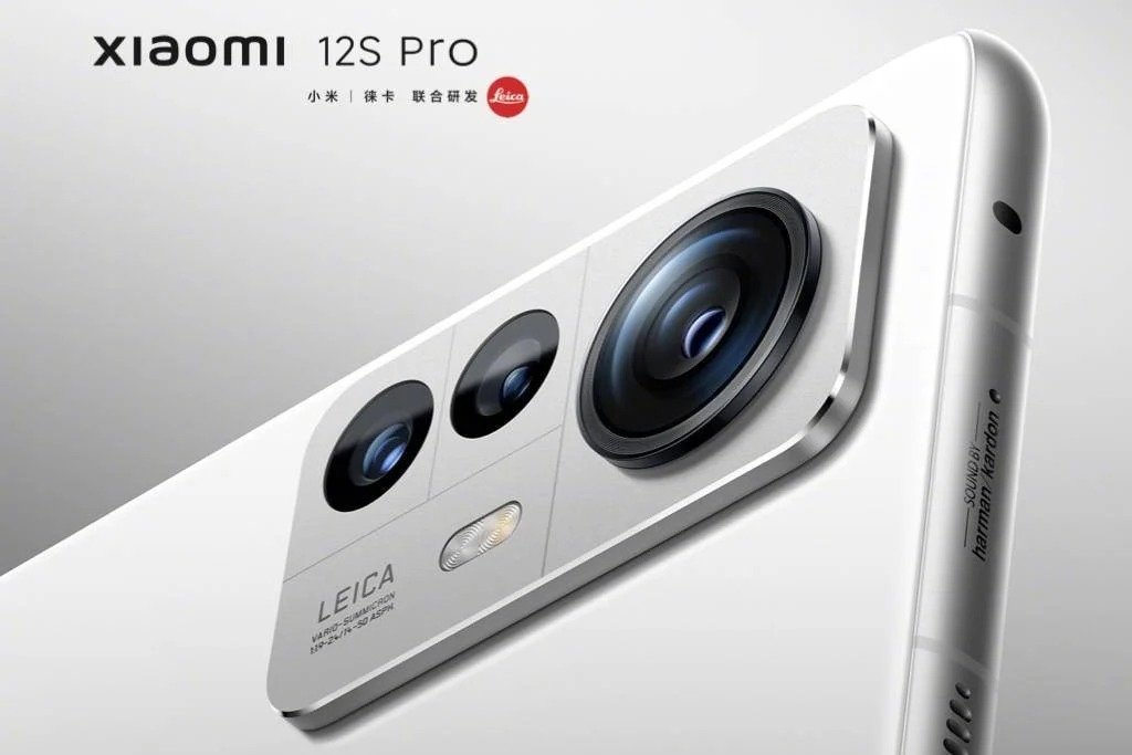 Xiaomi 12S Pron kamerakohoumassa on näkyvillä LEICA-tekstilogo.