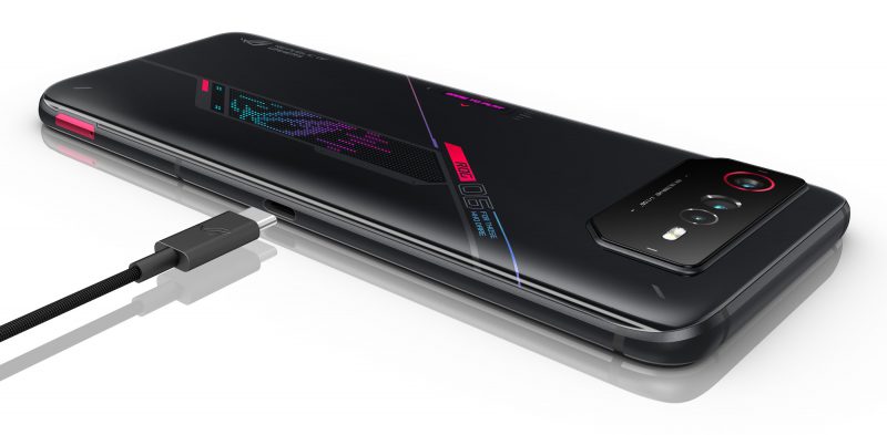 ROG Phone 6 -puhelimissa on toinen USB-C-liitäntä kyljellä.