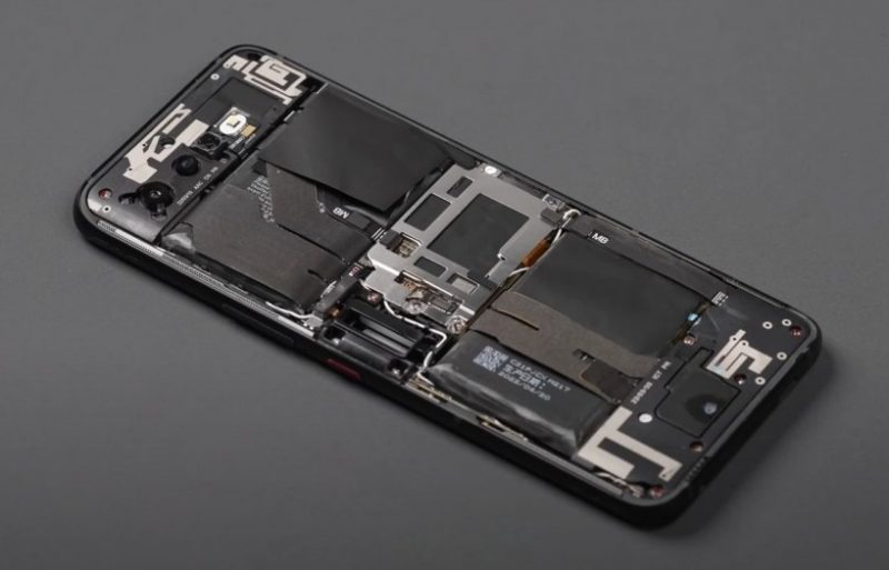 Asus ROG Phone 6:ssa järjestelmäpiiri on sijoitettu keskelle ja akut sen molemmin puolin.