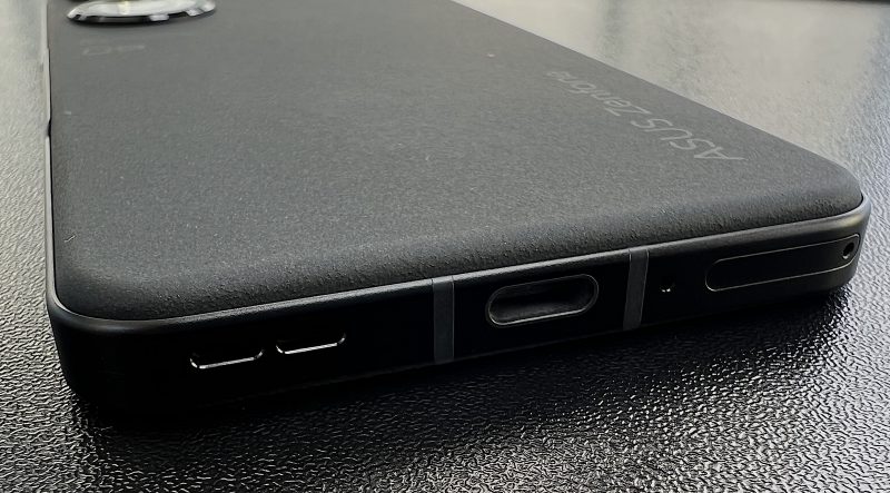 ZenFone 9:n pohjassa on kaiutin- ja mikrofoniaukkojen lisäksi USB-C-liitäntä ja SIM-korttikelkka.