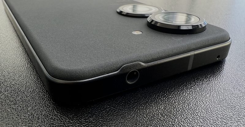 ZenFone 9:ssä on kaksi hyvää takakameraa eikä turhuuksia.