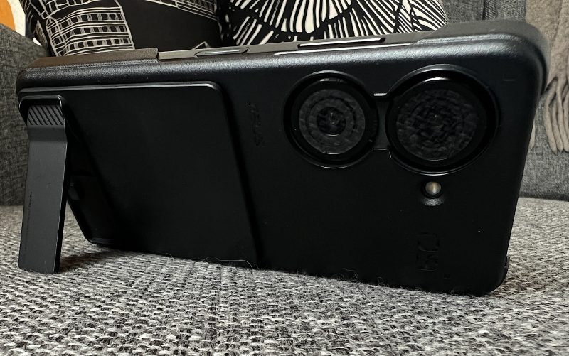 Connex-suojakuorella voi lisätä seisontatuen ZenFone 9:ään.