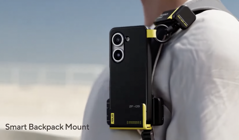 Smart Backpack Mount mahdollistaa ZenFone 9:n käytön action-kamerana ja käden ulottuvilla repun olkaimessa.