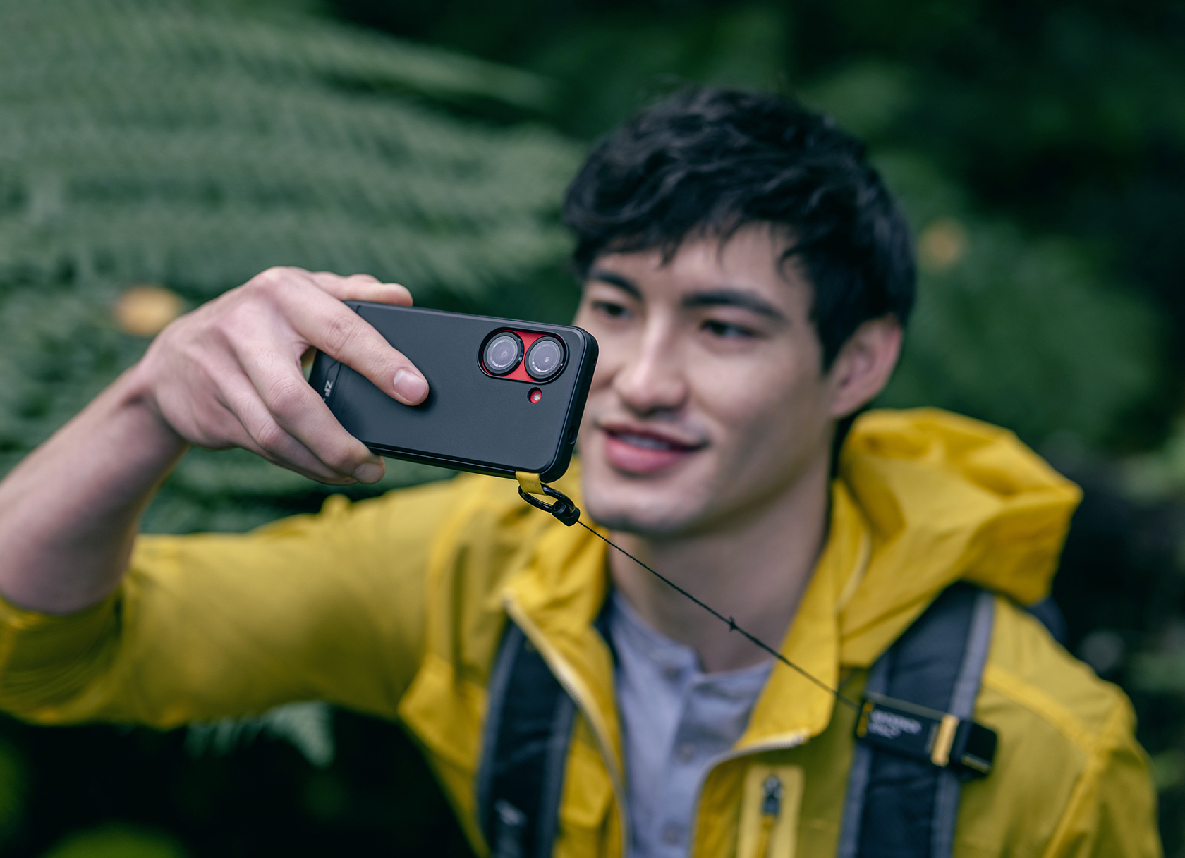 ZenFone 9 on helppo napata hetkeksi kuvaamiseen olkaimeen kiinnitetyltä Smart Backpack Mountilta.