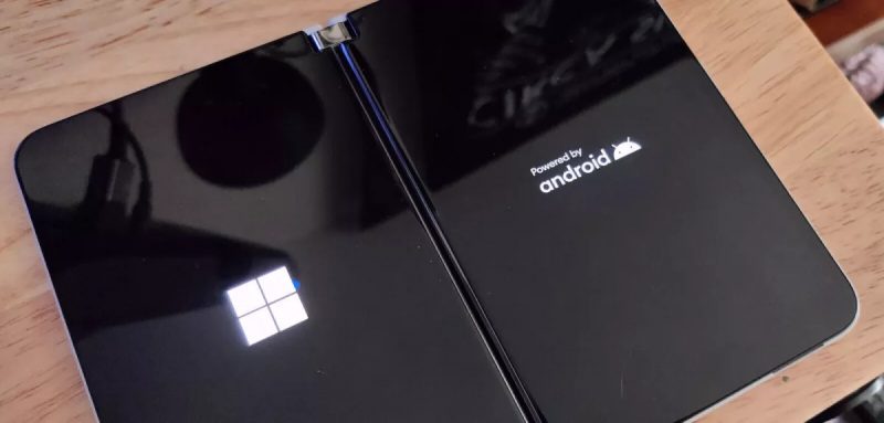 Microsoftin Cronos-koodinimellisen edullisemman Surface Duon kaksi näyttöpuoliskoa eBay-myynti-ilmoituksen kuvassa.