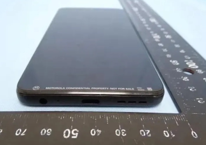 Motorola Moto G32 sisältää sekä USB-C- että 3,5 mm -liitännät.