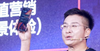Kolmannen sukupolven Motorola Razr -älypuhelin ja Kiinan Motorola-pomo Chen Jin Weiboon jaetussa kuvassa.
