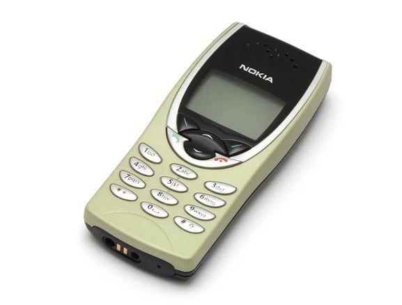 Alkuperäinen Nokia 8210.