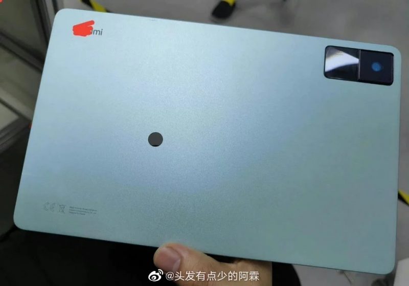 Redmi Pad -tablettilaite esillä Weibo-yhteisöpalvelussa jaetussa vuotokuvassa.