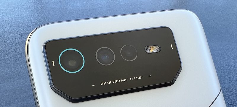ROG Phone 6 Prossa on kolme takakameraa: 50 megapikselin pääkamera, 13 megapikselin ultralaajakulmakamera ja 5 megapikselin makrokamera.